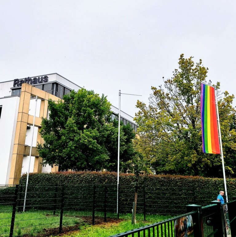 Bad Vilbel zeigt Regenbogenfahne